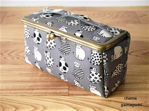 ♡チェブラーシカ♡◆オーダー◆バニティポーチ◆107 国内送料無料》大容量のバニティポーチ（おすましネコ・グレー