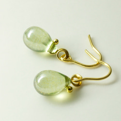 チェコガラスのしずくピアス めらめら淡萌黄 ピアス（フック・チェーン