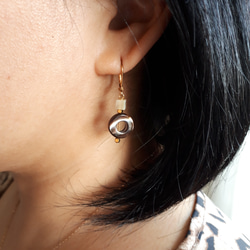 雙面珍珠母耳環 第4張的照片