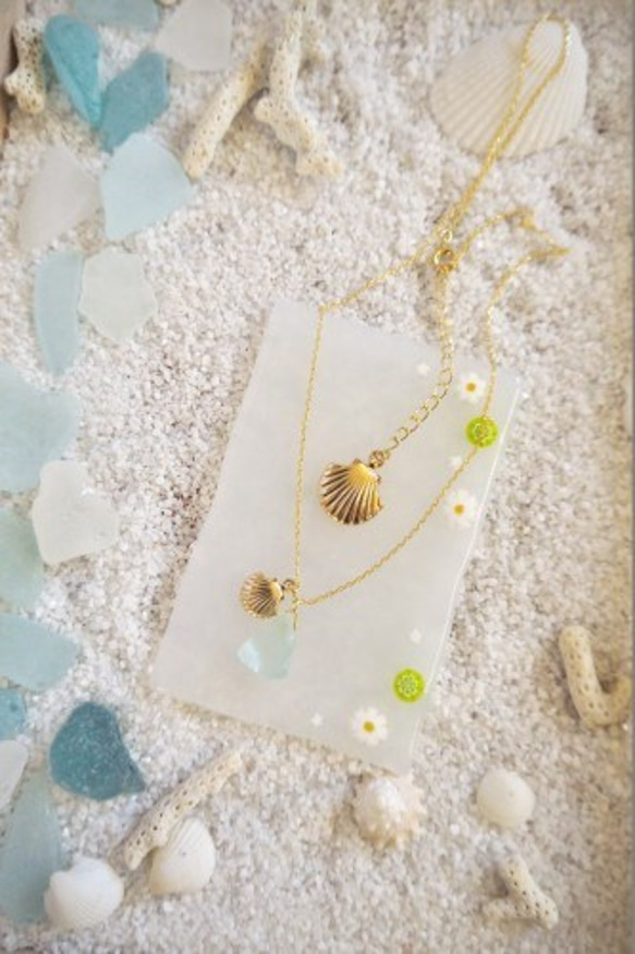 【再販】海の贈り物＊一粒シーグラスとシェルフィッシュのネックレス(ブルー×ゴールド) 3枚目の画像