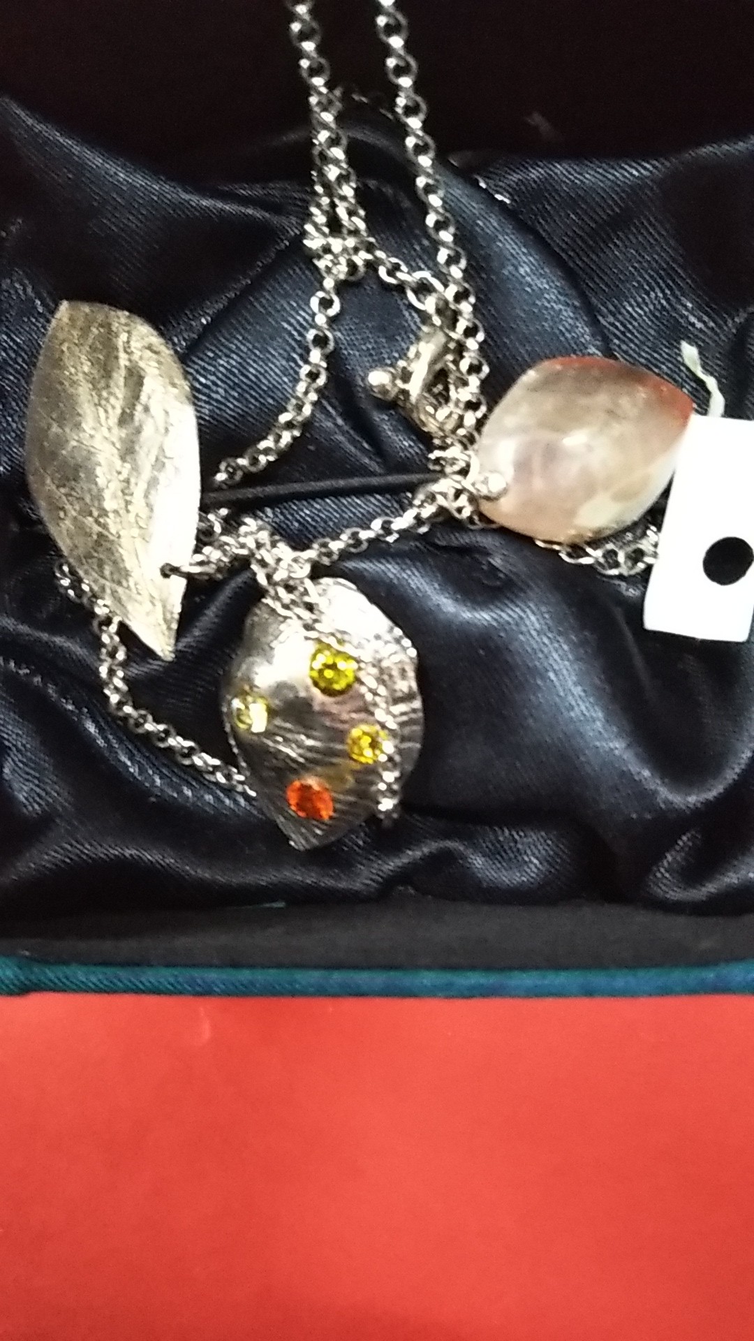 貝と葉っぱと石のネックレス