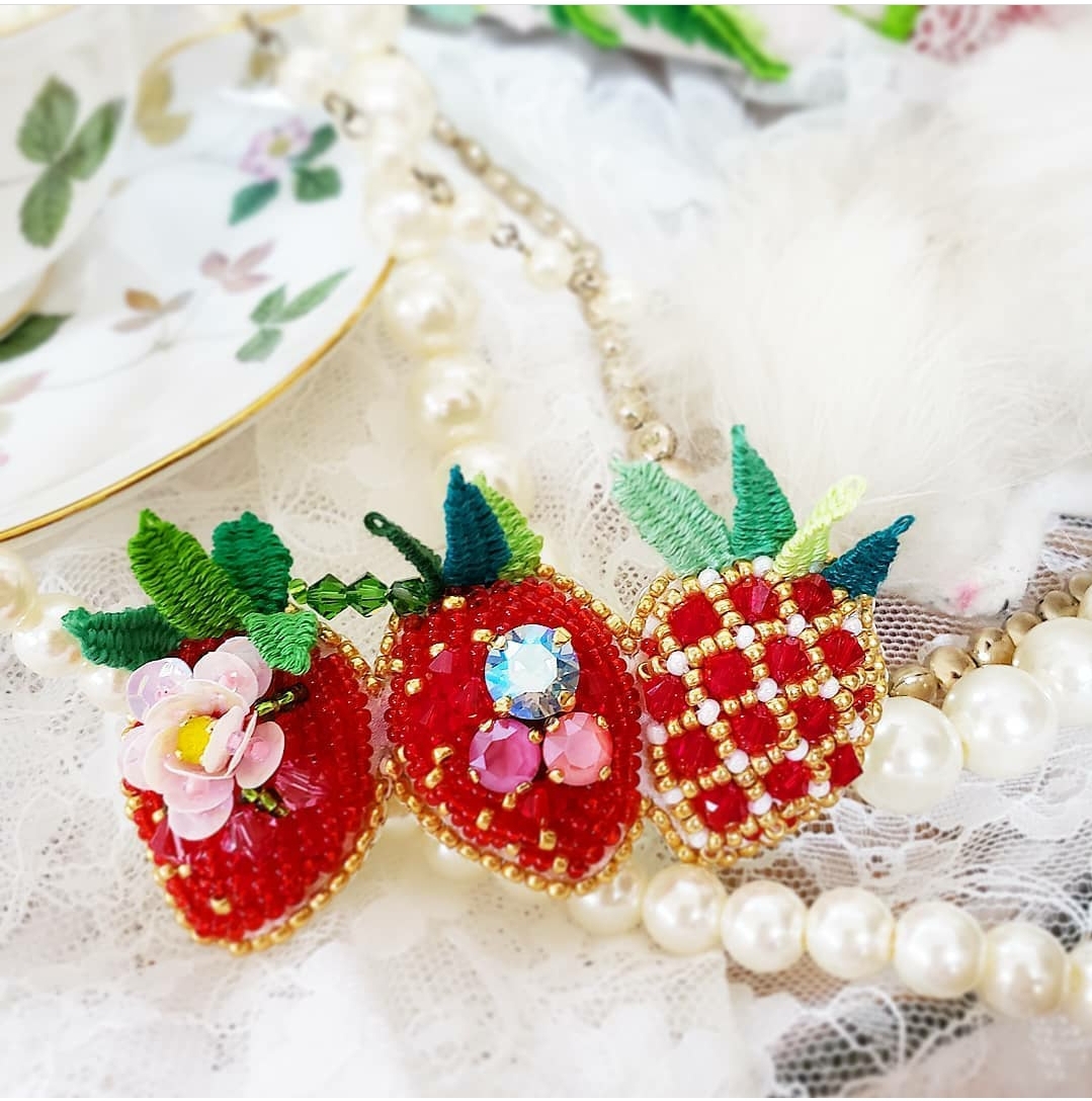 苺三姉妹のビーズ刺繍ブローチ ブローチ まりねま 通販 10440081