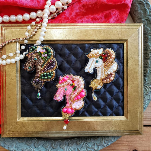 お馬さんのビーズ刺繍ブローチ(ピンク)