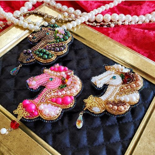 お馬さんのビーズ刺繍ブローチ(ピンク)