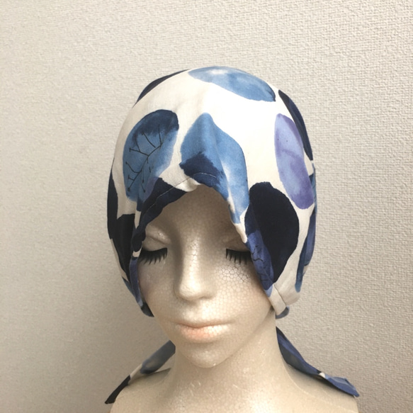 ダブルガーゼのケア帽子　青い大玉 3枚目の画像