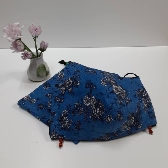 秋マスク　日本製立体　青花　チャーム付　（収納巾着付） 1枚目の画像
