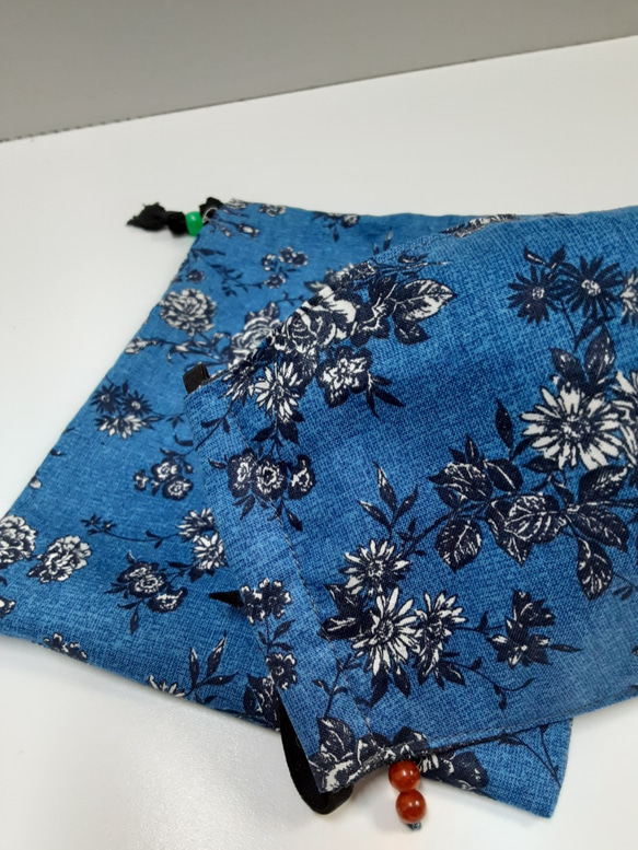 秋マスク　日本製立体　青花　チャーム付　（収納巾着付） 5枚目の画像
