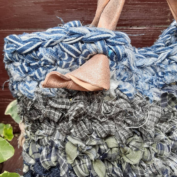 初夏にぴったり。。リネン＆ｃｏｔｔｏｎの裂き編みミニトート（ブルー系 2枚目の画像