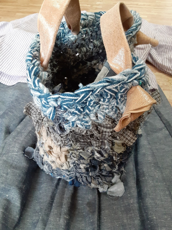 初夏にぴったり。。リネン＆ｃｏｔｔｏｎの裂き編みミニトート（ブルー系 6枚目の画像