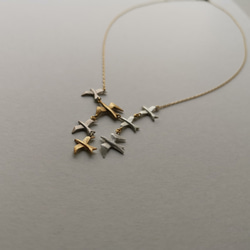 鳥の群れネックレス　チェーンＫ10 Ｋ18　動物アクセサリー　シックで大人な贈り物⋆自分へのご褒美　受注製作　送料無料 1枚目の画像