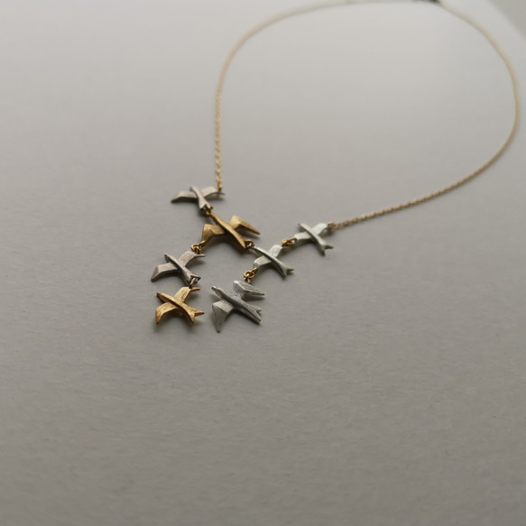 鳥の群れネックレス　チェーンＫ10 Ｋ18　動物アクセサリー　シックで大人な贈り物⋆自分へのご褒美　受注製作　送料無料 1枚目の画像