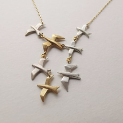 鳥の群れネックレス　チェーンＫ10 Ｋ18　動物アクセサリー　シックで大人な贈り物⋆自分へのご褒美　受注製作　送料無料 2枚目の画像