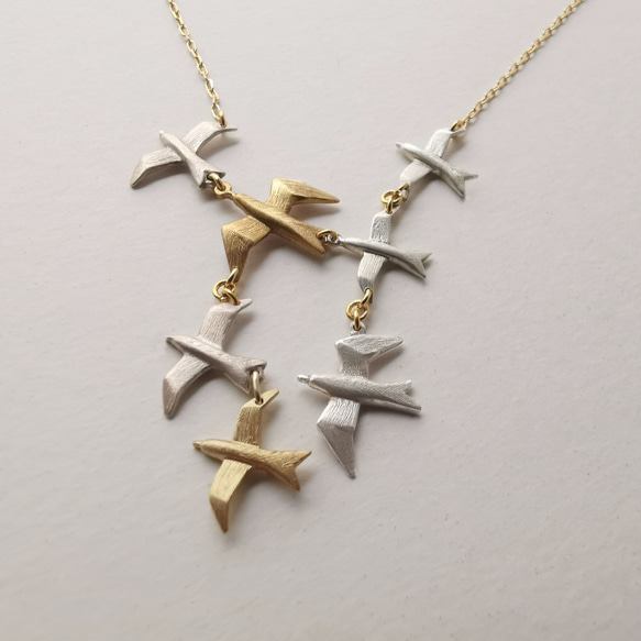 鳥の群れネックレス　チェーンＫ10 Ｋ18　動物アクセサリー　シックで大人な贈り物⋆自分へのご褒美　受注製作　送料無料 2枚目の画像