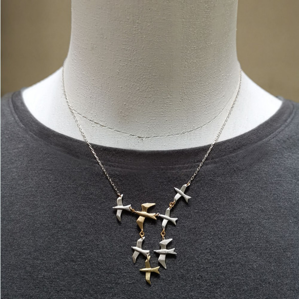 鳥の群れネックレス　チェーンＫ10 Ｋ18　動物アクセサリー　シックで大人な贈り物⋆自分へのご褒美　受注製作　送料無料 5枚目の画像