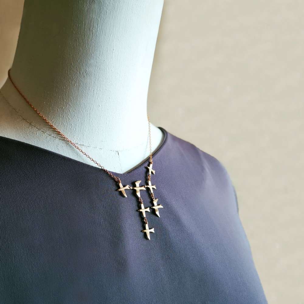 鳥の群れネックレス/黄金色～７羽が舞う　美しい鳥の旅立ち～ギフト＊自分へのご褒美に＊受注・送料無料