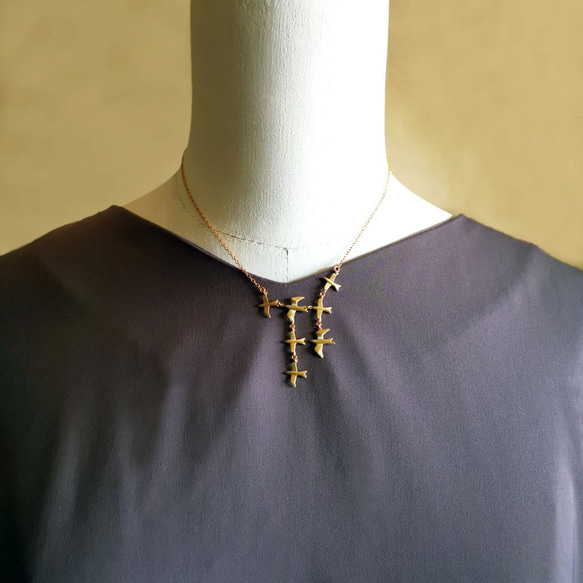 鳥の群れネックレス/黄金色～７羽が舞う　美しい鳥の旅立ち～ギフト＊自分へのご褒美に＊受注・送料無料 2枚目の画像
