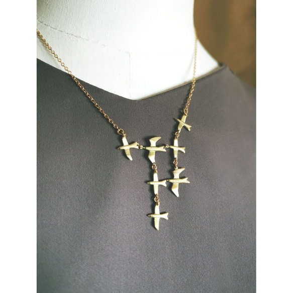 鳥の群れネックレス/黄金色～７羽が舞う　美しい鳥の旅立ち～ギフト＊自分へのご褒美に＊受注・送料無料 6枚目の画像