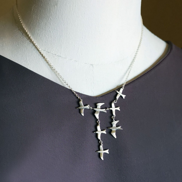 鳥の群れネックレス/銀色～７羽が舞う　美しい鳥の旅立ち～ギフト＊自分へのご褒美に＊受注・送料無料 1枚目の画像