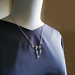 鳥の群れネックレス/銀色～７羽が舞う　美しい鳥の旅立ち～ギフト＊自分へのご褒美に＊受注・送料無料 5枚目の画像