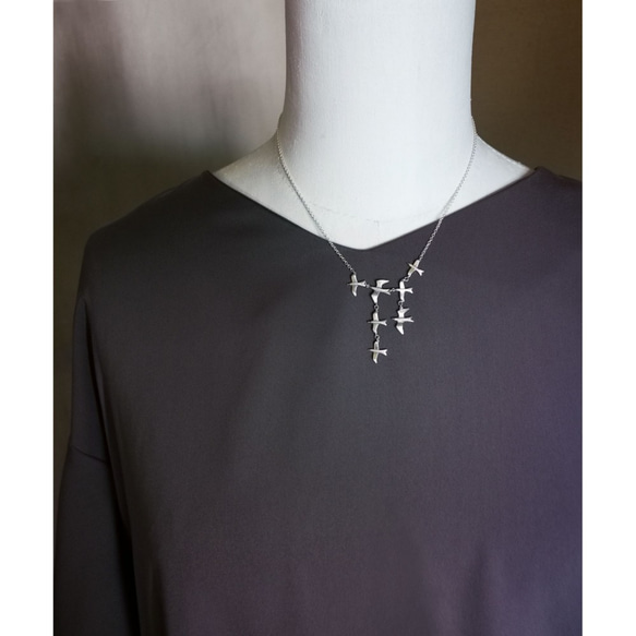 鳥の群れネックレス/銀色～７羽が舞う　美しい鳥の旅立ち～ギフト＊自分へのご褒美に＊受注・送料無料 2枚目の画像
