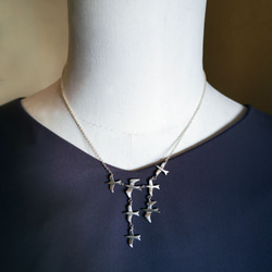 鳥の群れネックレス/銀色～７羽が舞う　美しい鳥の旅立ち～ギフト＊自分へのご褒美に＊受注・送料無料 6枚目の画像