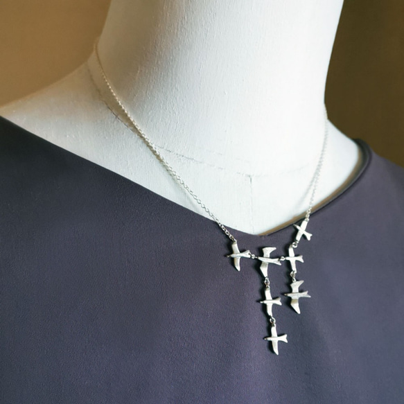 鳥の群れネックレス/銀色～７羽が舞う　美しい鳥の旅立ち～ギフト＊自分へのご褒美に＊受注・送料無料 4枚目の画像