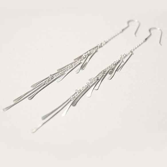 鈴なりピアス～たおやかに耳元で揺れる～シャープ＆クール～総シルバー＊*ギフト*＊自分へのご褒美に～受注製作・送料無料 1枚目の画像