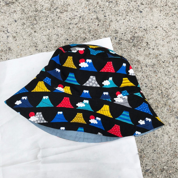 富士山 / 黑 藍 紅 黃 / 漁夫帽 雙面 第5張的照片