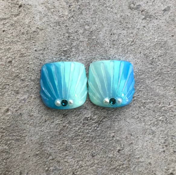 夏ネイル 人魚の鱗 フットネイルチップ 定番 涼しげデザイン ブルーネイル オーロラネイル 2枚目の画像
