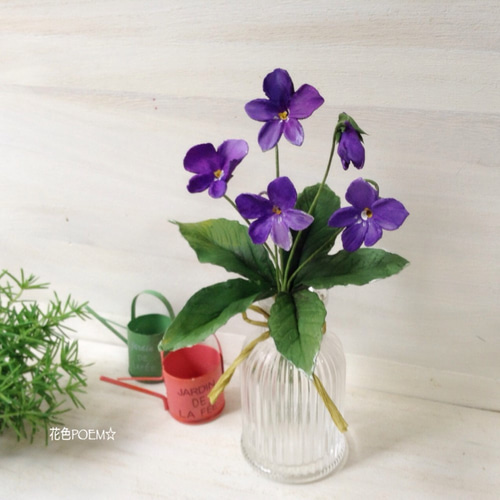 「大人気 新入荷 新品」に該当するファッション通販 ✳️再販・粘土の花〓小瓶に咲く野スミレ♪【受注制作】 アート ピアス