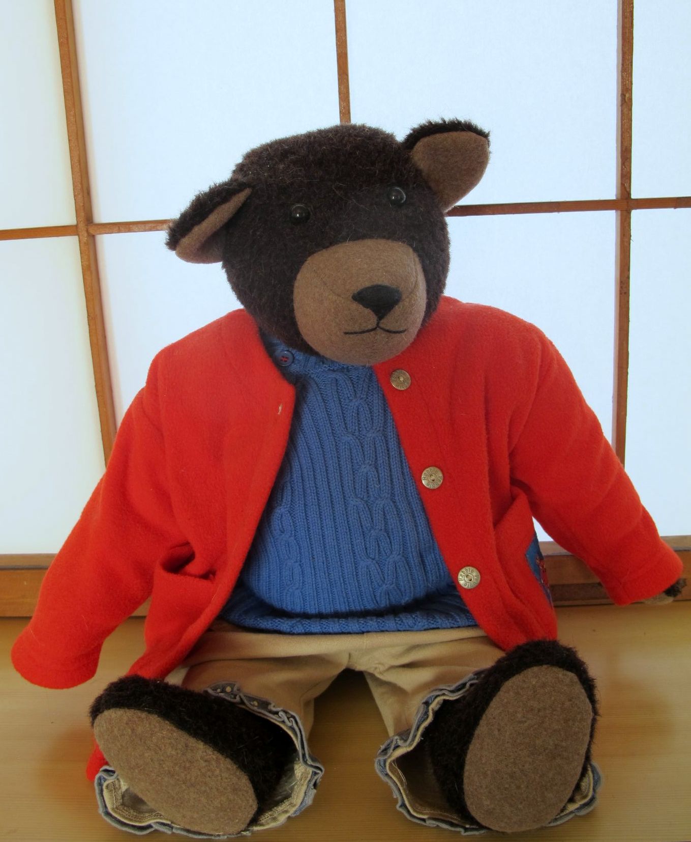 モニカさんの赤いジャケットがまぶしいテディベア