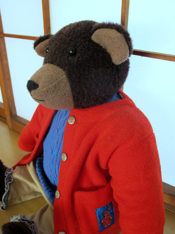 モニカさんの赤いジャケットがまぶしいテディベア 3枚目の画像