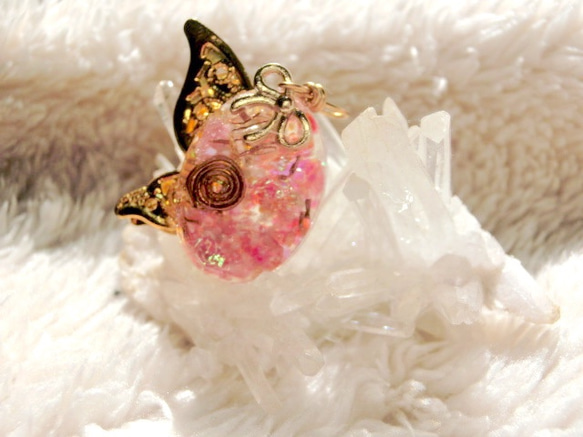 蝶舞う　桜ピンク〜オルゴナイトネックレス　 3枚目の画像