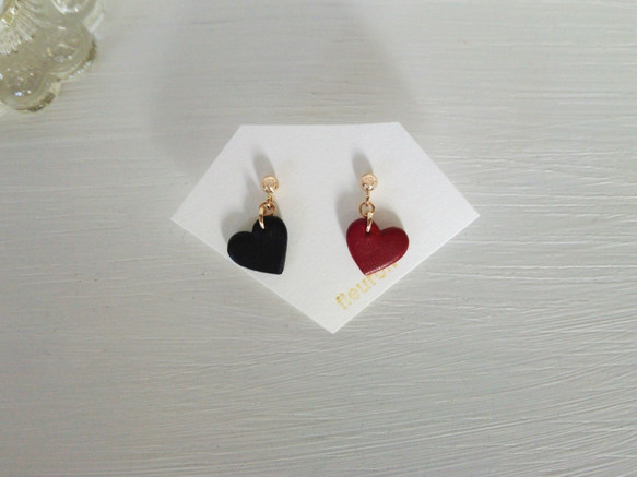 14k gold filled small heart earrings（釘狀耳環） 【Dark red×Black】 第3張的照片