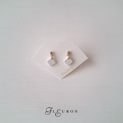 Small square　釘狀耳環【White】 第1張的照片