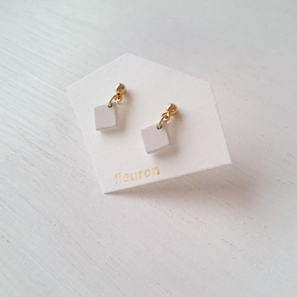 Small square　釘狀耳環【White】 第5張的照片