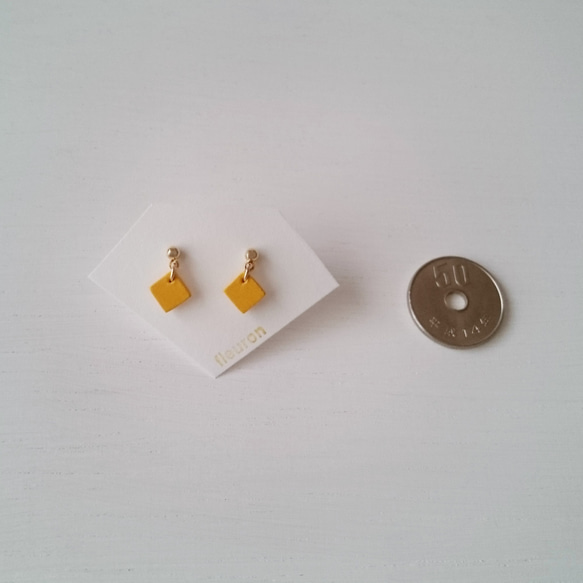 Small square　釘狀耳環【Yellow】 第3張的照片