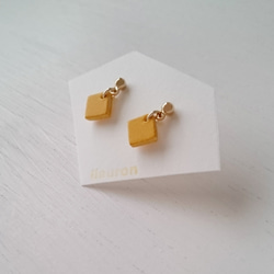 Small square　釘狀耳環【Yellow】 第4張的照片