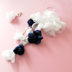 【1点限定】イヤーフック　FLOWERS　White×Blue※右耳用イヤリング付き　Creema限定 2枚目の画像