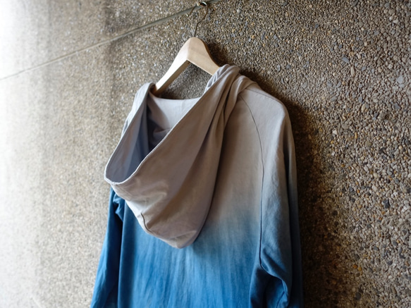I . A . N Design 淺灰連帽口袋版型外套 漸層藍染 有機棉 Organic Cotton 第8張的照片
