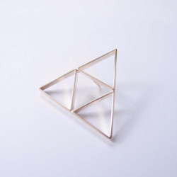 三角金属ブローチ 1枚目の画像
