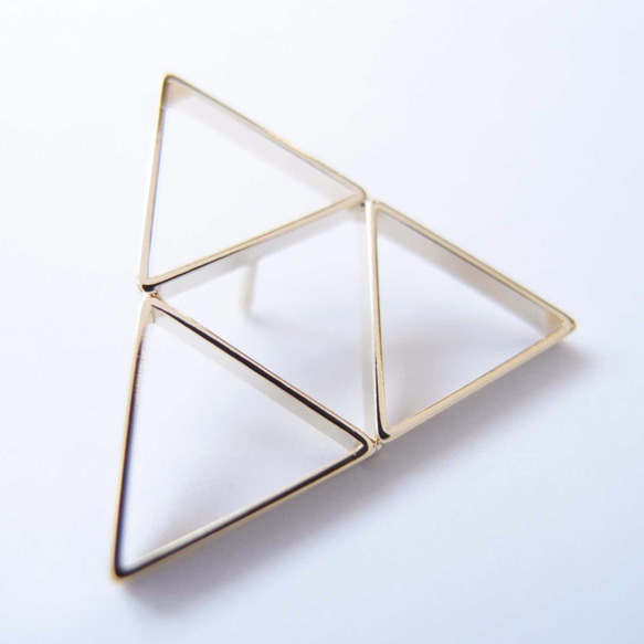 三角形金屬胸針 第2張的照片