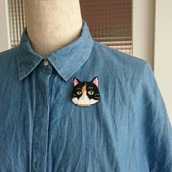 アンニュイ顔のハチワレ猫刺繍ブローチ 2枚目の画像
