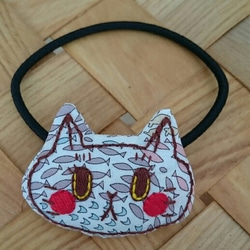 キョトンとした顔の猫 刺繍ヘアゴム 1枚目の画像