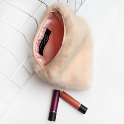 ふわふわ毛毛化妝包 / 萬用包 / 療癒小物包 / 少女粉 第1張的照片