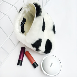 ふわふわ毛毛化妝包 / 萬用包 / 療癒小物包 / 乳牛點點 第1張的照片