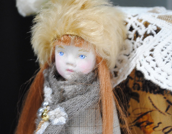 小さいお人形〈グレーの服　赤毛〉2 2枚目の画像