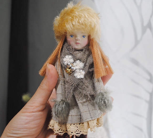 小さいお人形〈グレーの服　赤毛〉1 4枚目の画像