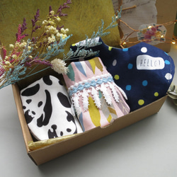 彌月禮盒-手工圍兜兜組(3款) 第1張的照片