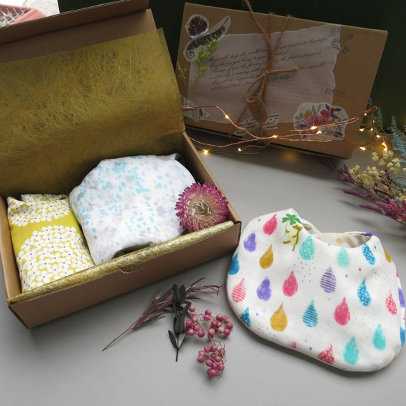 彌月禮盒-手工圍兜兜組(3款) 第3張的照片